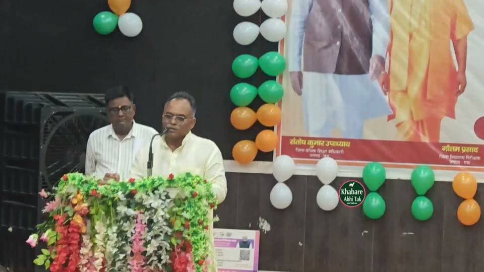 मऊ में मुख्यमंत्री शिक्षक कैशलेस चिकित्सा योजना का शुभारंभ, ऊर्जा मंत्री ए.के. शर्मा रहे मुख्य अतिथि
#Mau #AKSharma #TeacherCashlessScheme #UPNews