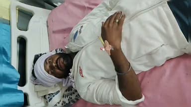 ⚠️ घर के आंगन में छिपा था मौत का खतरा! 🐍
बैतूल के डोंगरपुर गांव में 34 वर्षीय रामनाथ बराहे को घर पर काम करते समय जहरीले सांप ने पैर के अंगूठे पर डस लिया। घटना मंगलवार रात करीब 8 बजे की है। परिजन तुरंत उन्हें मासोद स्वास्थ्य केंद्र लेकर पहुंचे, जहां प्राथमिक उपचार के बाद गंभीर हालत को देखते हुए जिला चिकित्सालय बैतूल रेफर किया गया। फिलहाल डॉक्टरों की निगरानी में उनका इलाज जारी है।
👉 बरसात के मौसम में सतर्क रहें।
सांप के काटने पर झाड़-फूंक में समय बर्बाद न करें, बल्कि तुरंत नजदीकी अस्पताल पहुंचें। समय पर इलाज ही जीवन बचा सकता है।
#Betul #बैतूल #डोंगरपुर #SnakeBite #सांप_का_काटना #BreakingNews #MPNews #MadhyaPradesh #RainySeason #HealthAlert #जिला_अस्पताल #ViralNews #LatestNews #NewsUpdate #StaySafe