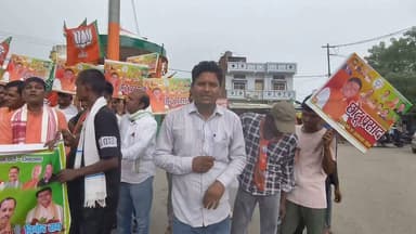मुहम्मदाबाद गोहना में पूर्व मंत्री श्री राम सोनकर के खिलाफ उनके ही पार्टी के मंडल अध्यक्ष समेत अन्य कार्यकर्ता उतरे सड़क पर जाने क्या है वजह.......