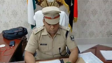 🚨 72 घंटे में डबल मर्डर मिस्ट्री सॉल्व!
🔫 दोहरे हत्याकांड का मुख्य आरोपी बेगूसराय से गिरफ्तार, पूछताछ में उगला बड़ा राज! एसपी अमितेश कुमार ने की प्रेस वार्ता।
अमरपुर थाना क्षेत्र में 5 जुलाई को हुए चर्चित डबल मर्डर कांड का बांका पुलिस ने महज 72 घंटे के भीतर खुलासा कर दिया है। पुलिस ने मुख्य आरोपी सोमनाथ सिंह उर्फ सोमू कुमार सिंह को बेगूसराय के तेघड़ा से गिरफ्तार किया है। पूछताछ में आरोपी ने पुरानी रंजिश में हत्या करने की बात स्वीकार की है। पुलिस अब अन्य आरोपियों की गिरफ्तारी के लिए लगातार छापेमारी कर रही है।
#Amarpur #Banka #BankaPolice #DoubleMurder #CrimeNews #BreakingNews #BiharNews #Begusarai #PoliceAction #MediaDarshan #मैंहूंबांका #LatestNews #Justice #ViralNews