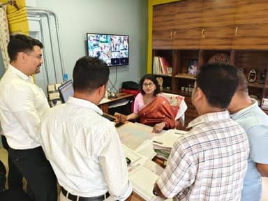 *মৰিগাঁও জিলা চক্ৰ কাৰ্যালয় পৰিদৰ্শন কৰি কাৰ্যকলাপৰ পৰ্যালোচনা জিলা আয়ুক্তৰ*
মৰিগাঁও, ৮ জুলাই: মৰিগাঁও জিলাৰ জিলা আয়ুক্ত শ্ৰীমতী অনামিকা তেৱাৰী, ACS আৰু জাগীৰোড সহ-জিলা আয়ুক্ত শ্ৰী হৃদয় কুমাৰ দাস, ACS-এ আজি মৰিগাঁও জিলা চক্ৰ কাৰ্যালয় পৰিদৰ্শন কৰি কাৰ্যালয়খনৰ সামগ্ৰিক কাৰ্যকলাপৰ পৰ্যালোচনা কৰে।
তেওঁলোকে ৰাজহ আৰু ভূমি প্ৰশাসনৰ বিভিন্ন বিষয় পৰ্যালোচনা কৰাৰ লগতে জনসাধাৰণলৈ দ্ৰুত, স্বচ্ছ আৰু ফলপ্ৰসূ সেৱা আগবঢ়োৱাৰ ওপৰত গুৰুত্ব আৰোপ কৰে। লগতে অমীমাংসিত বিষয়সমূহ সময়মতে নিষ্পত্তি কৰাৰ বাবে সংশ্লিষ্ট বিষয়াসকলক নিৰ্দেশনা প্ৰদান কৰে।