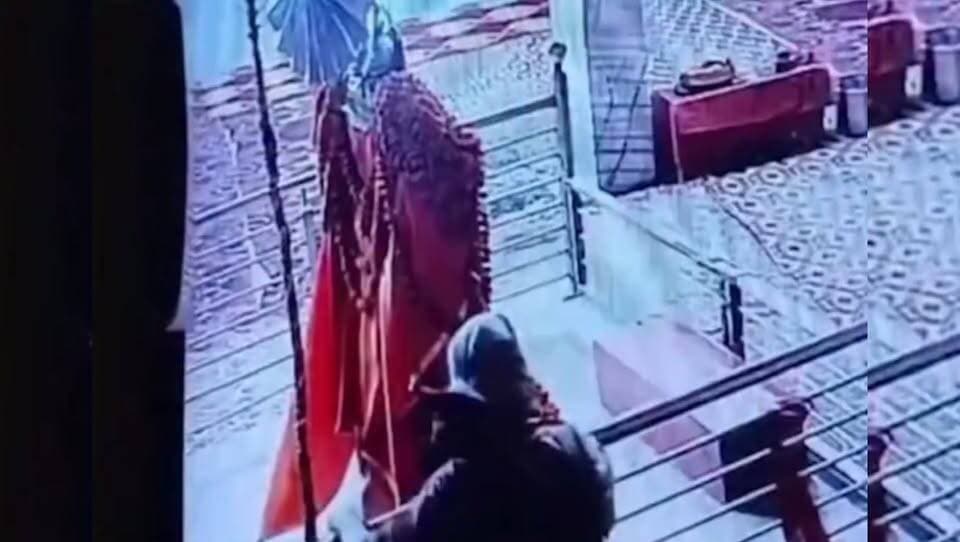 हनुमान मंदिर से 8 किलो चांदी चोरी! CCTV में कैद हुआ चोर
#Faridabad #HanumanMandir #TempleTheft #CCTV #HaryanaNews #BreakingNews #FaridabadNews #CrimeNews #HindiNews #LatestNews #Ballabgarh #PoliceInvestigation #ViralNews #NewsUpdate #IndiaNews