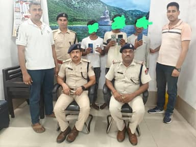 GRP SHO एंव RPF SHO नें ऑपरेशन यात्री सुरक्षा के तहत चलती गाड़ी पर डंडे से मारकर मोबाइल झपटने वाले तीन नफर अभियुक्तों को किया गिरफ्तार।
#railway #railwaystation #CMOBihar #samratchoudhary #PatnaNews #public #LocalNews #newsfeed #viralnews #virals #BreakingNews #Bakhtiyarpur