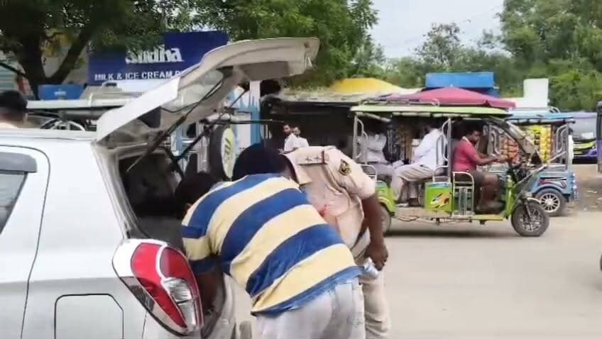 नवादा के भगत सिंह चौक के पास वाहन जांच अभियान चलाया जा रहा है 🤣
#TeamIndia