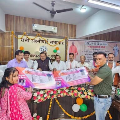 मुख्यमंत्री ने शिक्षकों को दिया कैशलेस चिकित्सा योजना का तोहफा, विद्यार्थियों के खातों में भेजी डीबीटी राशि
उरई (जालौन)। विकास भवन स्थित रानी लक्ष्मीबाई सभागार में वाराणसी से आयोजित मुख्यमंत्री के कार्यक्रम का लाइव प्रसारण देखा गया। इस दौरान प्रदेश में मुख्यमंत्री शिक्षक कैशलेस चिकित्सा योजना का शुभारंभ किया गया और 1.10 करोड़ विद्यार्थियों के अभिभावकों के बैंक खातों में डीबीटी के माध्यम से प्रति छात्र 1,200 रुपये की राशि यूनिफॉर्म, जूता-मोजा, स्वेटर, स्कूल बैग और स्टेशनरी के लिए भेजी गई।
मुख्यमंत्री ने बताया कि इस योजना से प्रदेश के करीब 12 लाख शिक्षक, शिक्षणेत्तर कर्मचारी और उनके आश्रित कैशलेस स्वास्थ्य सुविधा का लाभ उठा सकेंगे। साथ ही लगभग 10 लाख शिक्षकों एवं संविदा कर्मियों को सामाजिक सुरक्षा कवच उपलब्ध कराने के लिए स्टेट बैंक ऑफ इंडिया के साथ एमओयू का निष्पादन भी किया गया।
जालौन के लिए यह कार्यक्रम खास रहा, क्योंकि कस्तूरबा गांधी आवासीय विद्यालय, कोंच की शिक्षिका वंदना को उत्कृष्ट कार्यों के लिए मुख्यमंत्री द्वारा राष्ट्रीय स्तर पर सम्मानित किया गया। इसके बाद विकास भवन में आयोजित कार्यक्रम में जनपद के शिक्षकों को कैशलेस चिकित्सा कार्ड भी वितरित किए गए।
कार्यक्रम में राज्यमंत्री नटवरलाल, जिला पंचायत अध्यक्ष डॉ. घनश्याम अनुरागी, जिलाधिकारी राजेश कुमार पाण्डेय, मुख्य विकास अधिकारी के.के. सिंह, जिला विद्यालय निरीक्षक राजकुमार पंडित, जिला बेसिक शिक्षा अधिकारी विकास चौधरी सहित जनप्रतिनिधि, अधिकारी एवं बड़ी संख्या में शिक्षक-शिक्षिकाएं उपस्थित रहे।
#orai #jalaun #konch #kalpi #madhaugadh #उरई #जालौन #कोंच #कालपी #माधौगढ़