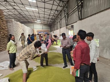 जिले में ग्रीष्मकालीन मूंग एवं उड़द फसल का समर्थन मूल्य पर उपार्जन का कार्य सतत रूप से जारी
10 अगस्त तक होगा उपार्जन का कार्य
कलेक्टर ने उपार्जन केन्द्रों में सभी आवश्यक व्यवस्थाएं सुनिश्चित करने के दिए निर्देश
RM: https://t.co/GHj4ZW0blp
#Narsinghpur https://t.co/o45twvnRL6