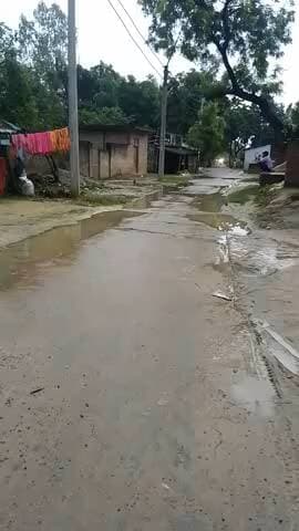 hamare gaon ki sadak hai jo ki nali nahin bani hai asthaniya log ko bahut taklif hoti aane jaane me@cmofficeup @