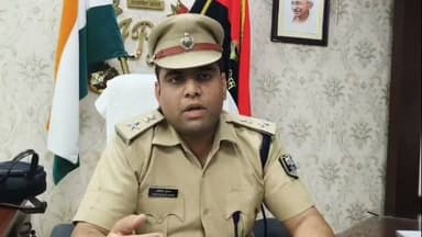 बलिया डबल मर्डर का 72 घंटे में खुलासा! बेगूसराय से पकड़ा गया हत्याकांड का आरोपी, पुरानी रंजिश में वारदात का खुलासा।
#Amarpur #BankaNews #DoubleMurder #BiharPolice #BreakingNews #CrimeNews #BalliaMurderCase #AmarpurPolice #BiharNews