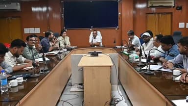 धान किसानों के लिए बड़ी खबर
जांजगीर-चांपा | धान बेचने वाले किसानों के लिए महत्वपूर्ण सूचना
खरीफ विपणन वर्ष 2026-27 में समर्थन मूल्य पर धान बेचने के इच्छुक किसानों के लिए 31 अक्टूबर 2026 तक पंजीयन एवं संशोधन की प्रक्रिया जारी रहेगी। कलेक्टर जन्मेजय महोबे ने समीक्षा बैठक में अधिकारियों को निर्देश दिए कि कोई भी पात्र किसान पंजीयन से वंचित न रहे। इस वर्ष धान विक्रय के लिए एग्री-स्टैक पोर्टल में पंजीयन और फार्मर आईडी अनिवार्य होगी। जिन किसानों का वर्ष 2025-26 में पंजीयन हो चुका है, उन्हें दोबारा पंजीयन कराने की आवश्यकता नहीं है। हालांकि भूमि, बैंक खाता या अन्य विवरण में बदलाव होने पर संबंधित समिति में जाकर संशोधन कराना होगा।
#CGVoiceNews #JanjgirChampa #PaddyProcurement #FarmerID #AgriStack #KisanNews #Chhattisgarh #BreakingNews #CGNews