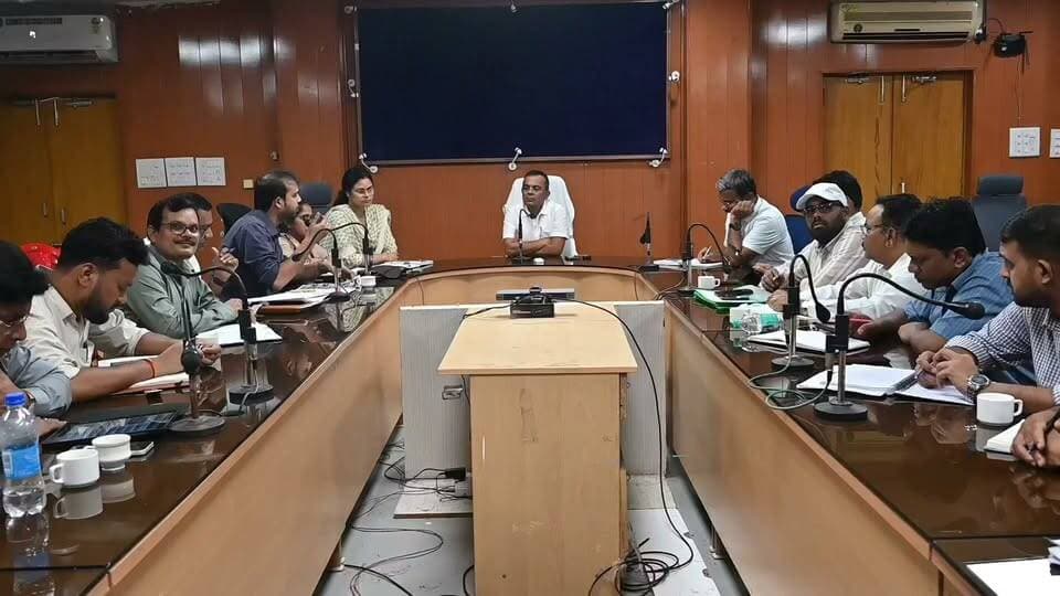 धान किसानों के लिए बड़ी खबर
जांजगीर-चांपा | धान बेचने वाले किसानों के लिए महत्वपूर्ण सूचना
खरीफ विपणन वर्ष 2026-27 में समर्थन मूल्य पर धान बेचने के इच्छुक किसानों के लिए 31 अक्टूबर 2026 तक पंजीयन एवं संशोधन की प्रक्रिया जारी रहेगी। कलेक्टर जन्मेजय महोबे ने समीक्षा बैठक में अधिकारियों को निर्देश दिए कि कोई भी पात्र किसान पंजीयन से वंचित न रहे। इस वर्ष धान विक्रय के लिए एग्री-स्टैक पोर्टल में पंजीयन और फार्मर आईडी अनिवार्य होगी। जिन किसानों का वर्ष 2025-26 में पंजीयन हो चुका है, उन्हें दोबारा पंजीयन कराने की आवश्यकता नहीं है। हालांकि भूमि, बैंक खाता या अन्य विवरण में बदलाव होने पर संबंधित समिति में जाकर संशोधन कराना होगा।
#CGVoiceNews #JanjgirChampa #PaddyProcurement #FarmerID #AgriStack #KisanNews #Chhattisgarh #BreakingNews #CGNews