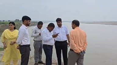 जिलाधिकारी निखिल धनराज निप्पाणीकर ने टीकारामपुर और नौवागढ़ी महेशपुर दियारा के कटावग्रस्त क्षेत्रों का निरीक्षण कर गंगा कटाव की स्थिति का जायजा लिया। प्रभावित ग्रामीणों से बातचीत कर जल्द कटाव निरोधी कार्य शुरू कराने और नियमित निगरानी के निर्देश दिए।
निरीक्षण के दौरान सफेद बालू के अवैध उत्खनन की शिकायत पर डीएम ने सख्त रुख अपनाते हुए दोषियों के खिलाफ कड़ी कार्रवाई के निर्देश दिए। साथ ही लोगों से अवैध उत्खनन की सूचना प्रशासन को देने की अपील की और भरोसा दिलाया कि सूचना देने वाले की पहचान गोपनीय रखी जाएगी।
#Munger #Ganga #Erosion #DistrictAdministration #IllegalMining पब्लिक न्यूज़ मुंगेर