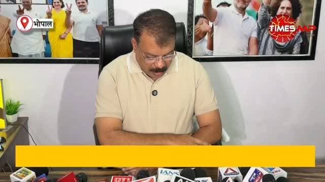 मध्य प्रदेश की राजनीति में MSP पर खरीदे गए गेहूं को लेकर बड़ा विवाद।
नेता प्रतिपक्ष ने आरोप लगाया है कि वर्ष 2025-26 में MSP पर खरीदे गए 7,168 टन गेहूं का भौतिक सत्यापन के दौरान पता नहीं चला। उनका दावा है कि करीब ₹18.82 करोड़ मूल्य का गेहूं सरकारी रिकॉर्ड में दर्ज है, लेकिन वास्तविक स्टॉक में नहीं मिला। उन्होंने इस मामले में सरकार से जवाब और निष्पक्ष जांच की मांग की है।
आपकी राय क्या है? क्या इस मामले की निष्पक्ष जांच होनी चाहिए? कमेंट में बताइए।
#MadhyaPradesh #MSP #Wheat #UmangSinghar #MohanYadav GovindSinghRajput PoliticalNews MPNews BreakingNews HindiNews Corruption WheatScam TIMESMP NewsUpdate ViralNews
