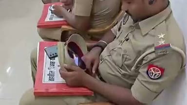😅 दरोगा जी की 'सीक्रेट स्क्रीन' कैमरे में कैद!
📍 आजमगढ़, उत्तर प्रदेश
तहसील दिवस के दौरान एक दरोगा का वीडियो सोशल मीडिया पर तेजी से वायरल हो रहा है। वीडियो में वह कथित तौर पर अपनी पुलिस की टोपी के पीछे मोबाइल फोन देखते हुए नजर आ रहे हैं।
जैसे ही किसी ने इस पूरे घटनाक्रम का वीडियो रिकॉर्ड किया, वह सोशल मीडिया पर वायरल हो गया। फिलहाल इस मामले में आधिकारिक प्रतिक्रिया सामने नहीं आई है।
#Azamgarh #UttarPradesh #ViralVideo #Police #TehsilDiwas