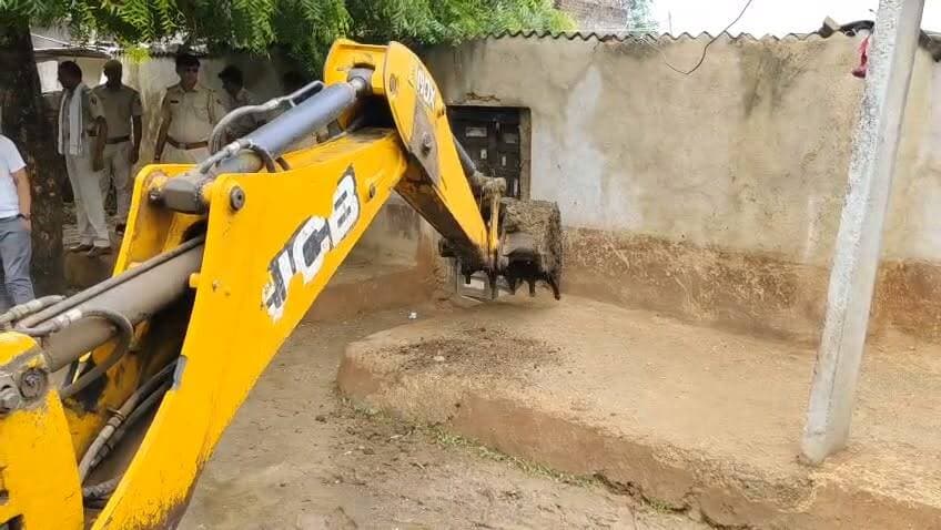 छबड़ा तहसील में प्रशासन ने वर्षों पुराने अतिक्रमण पर की कार्रवाई, तहसीलदार यादवेंद्र यादव के नेतृत्व में तहसील प्रशासन और पुलिस की संयुक्त टीम ने ग्राम पंचायत सेमली के मुख्य रास्तों पर किए गए अवैध अतिक्रमणों को जेसीबी की मदद से हटाया। इस कार्रवाई से ग्रामीणों को लंबे समय से बंद पड़े आम रास्ते पर आवागमन की सुविधा मिल गई।
#dcdmbaran #atikraman #Chhabra #TDR #TDRchhabra #BreakingNews #viralnews