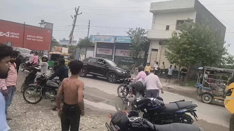 गाय को लेकर विवाद गुर्जरो और सरदारों के बीच हुई पत्थर बाजी चले लाठी डंडे।
#BreakingNews #ViralVideo #CowDispute #StonePelting #Clash #LathiDanda #LawAndOrder #Police #Uttarakhand #HindiNews #LatestNews #NewsUpdate #CrimeNews #FrontNewsNetwork #ViralNews #TrendingNow #GroundReport #LocalNews #IndiaNews #FNN