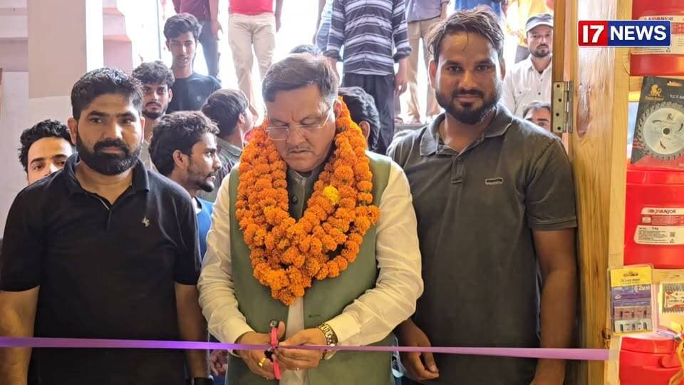 📍हल्द्वानी | गैस गोदाम रोड
QR Suppliers के नए हार्डवेयर एवं बिल्डिंग मटेरियल शोरूम का आज भव्य उद्घाटन हल्द्वानी के मेयर गजराज सिंह बिष्ट द्वारा फीता काटकर किया गया।
उद्घाटन समारोह में व्यापारियों, गणमान्य नागरिकों एवं बड़ी संख्या में स्थानीय लोगों की मौजूदगी रही। मेयर गजराज सिंह बिष्ट ने प्रतिष्ठान संचालकों को शुभकामनाएं देते हुए कहा कि नए व्यापारिक प्रतिष्ठानों से स्थानीय रोजगार और शहर के व्यापार को नई गति मिलेगी।
📍 स्थान: गैस गोदाम रोड, हल्द्वानी
📺 I7 NEWS | सच की तलाश
#Haldwani #QRSuppliers #GrandOpening #MayorGajrajBisht #GasGodamRoad #HardwareStore #CenturyProwud #BusinessNews #Uttarakhand #HaldwaniNews #LocalBusiness #UttarakhandNews #Kumaon #I7News #I7NewsLive #BreakingNews #NewsUpdate #HaldwaniCity #NewStoreOpening #SupportLocalBusiness