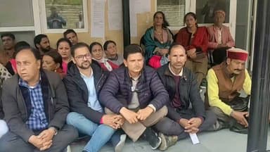 भाजपा मंडल महासचिव शक्ति ठाकुरवान ने क्रमिक अनशन पर बैठकर मीडिया के समक्ष रखी अपनी बात, आप भी सुनें हिम संदेश Pangi Administration #Pangi #Chamba #HimachalPradesh #BJP #Protest #HungerStrike #PangiValley #TribalArea #Development #Infrastructure #RoadConnectivity #Healthcare #Education #Electricity #InternetConnectivity #PublicIssues #HillRegion #JusticeForPangi #HimachalNews #BreakingNews