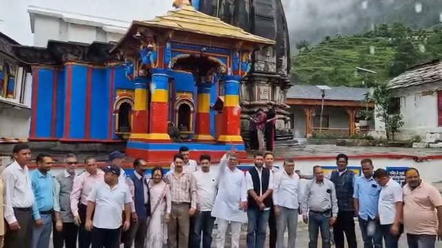 बदरीनाथ दानराशि चोरी प्रकरण पर कांग्रेस का प्रदर्शन
बदरीनाथ धाम में दानराशि चोरी के चर्चित प्रकरण की निष्पक्ष एवं पारदर्शी जांच की मांग को लेकर कांग्रेस कार्यकर्ताओं ने बुधवार को बाबा केदार के शीतकालीन गद्दी स्थल ओंकारेश्वर मंदिर परिसर में प्रदर्शन किया।
प्रदर्शनकारियों का कहना है कि श्रद्धालुओं की आस्था से जुड़ी दानराशि में किसी भी प्रकार की अनियमितता या चोरी के मामले की निष्पक्ष जांच होना आवश्यक है, ताकि श्रद्धालुओं का विश्वास बना रहे।
कांग्रेस नेताओं ने मामले की उच्चस्तरीय एवं स्वतंत्र जांच कराने, दोषियों के खिलाफ कड़ी कानूनी कार्रवाई करने और जांच रिपोर्ट जल्द सार्वजनिक करने की मांग की। उनका कहना है कि धार्मिक संस्थानों में वित्तीय पारदर्शिता और जवाबदेही सुनिश्चित की जानी चाहिए।
#Badrinath #DonationCase #Congress #OmkareshwarTemple #Rudraprayag #Ukhimath #Uttarakhand #BreakingNews
