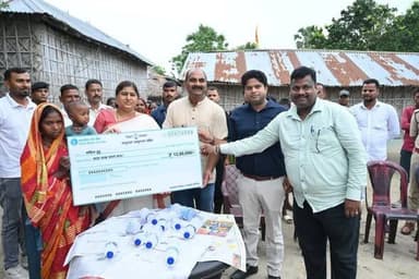 विगत दिनों धमदाहा प्रखंड अंतर्गत दमैली पंचायत के कदम टोला निवासी एक ही परिवार के तीन सदस्यों, होपन मरांडी (पिता) जीतराज मरांडी (पुत्र) एवं प्रितराज मरांडी (पुत्र) का एक द*र्दना*क सड़क दु#र्घ*टना में असामयिक नि*धन हो गया था।
आज शोकाकुल परिजनों से मुलाकात कर राज्य सरकार की ओर से प्रदत्त अनुग्रह सहायता राशि के तहत प्रति मृ*तक 4 लाख रुपये की दर से कुल 12 लाख रुपये का सांकेतिक चेक प्रदान की।
इस दुखद घड़ी में सरकार पीड़ित परिवार के साथ पूरी संवेदनशीलता के साथ खड़ी है।।
#LeshiSingh #mukhiya amit Chaudhari @topfans TOP Comments