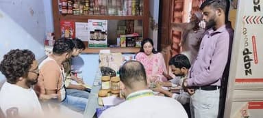 *विशेष अभियान के तहत खाद्य पदार्थों की जांच, बिना ब्रांड एवं अनुज्ञप्ति के बिक रही चिली सॉस का लिया नमूना।*
जिलाधिकारी महोदय के निर्देशानुसार चलाये गये विशेष अभियान के क्रम में, सहायक आयुक्त (खाद्य)-॥, मऊ, सुश्री मंजूषा सिंह के नेतृत्व में खाद्य सुरक्षा एवं औषधि प्रशासन विभाग की टीम द्वारा आज पहाडपुरा स्थित खाद्य प्रतिष्ठान फैजी जनरल स्टोर से अचार के 02 नमूने तथा ग्रीन चिली सास का एक नमूना संग्रहित किया गया तथा साथ ही बिना वैध अनुज्ञप्ति / पंजीकरण प्रमाण पत्र सचालित फर्म का कारोबार बन्द कराते हुये उक्त प्रतिष्ठान को सील कर दिया गया। निजामुद्दीनपुरा स्थित प्रतिष्ठान देवश्री ग्रुप से मायोनिज का नमूना तथा बरपुर स्थित माँ दुर्गा ट्रेडर्स से रेड चिली पिकल का नमूना संग्रहित किया गया। साथ ही प्राप्त शिकायत के निस्तारण के क्रम में दुबारी मधुबन स्थित श्री लल्लन यादव के प्रतिष्ठान से मिल्क क्रीम का नमूना तथा श्री धर्मराज यादव के प्रतिष्ठान से भैंस के दूध का नमूना संग्रहित किया गया। संग्रहित किये गये उक्त नमूनों को वास्ते जांच राजकीय जन विश्लेषक प्रयोगशाला को प्रेषित कर दिया गया है। प्रयोगशाला से जांच रिपोर्ट प्राप्त होने के उपरान्त मिलावट सिद्ध पाये जाने पर सम्बन्धित खाद्य कारोबारकर्ताओं के विरुद्ध, खाद्य सुरक्षा एवं मानक अधिनियम 2006 के अन्तर्गत सुसंगत धाराओं में विधिक कार्यवाही की जायेगी। जांच दल में खाद्य सुरक्षा अधिकारी श्री अमित कुमार राना, श्री ओमप्रकाश यादव, श्री विजय प्रकाश, तथा श्री अजीत कुमार त्रिपाठी उपस्थित रहे।