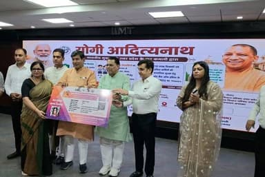 मुख्यमंत्री शिक्षक कैशलेस चिकित्सा योजना का शुभारंभ, डीबीटी वितरण समारोह का जनपद गौतम बुद्ध नगर में भव्य आयोजन*
*वाराणसी से मा0 मुख्यमंत्री योगी आदित्यनाथ जी के कार्यक्रम का हुआ सजीव प्रसारण*
*मा0 राज्य मंत्री (स्वतंत्र प्रभार) नरेंद्र कुमार कश्यप ने शिक्षकों को वितरित किए मुख्यमंत्री शिक्षक कैशलेस चिकित्सा योजना के कार्ड*
*शिक्षकों की सामाजिक सुरक्षा एवं छात्रों के उज्ज्वल भविष्य के लिए प्रदेश सरकार का ऐतिहासिक कदम: मा0 मंत्री*
*गौतमबुद्धनगर 08 जुलाई, 2026*
उत्तर प्रदेश सरकार द्वारा शिक्षकों की सामाजिक सुरक्षा तथा छात्र हित को और अधिक सशक्त बनाने की दिशा में आज एक महत्वपूर्ण पहल करते हुए मुख्यमंत्री शिक्षक कैशलेस चिकित्सा योजना का शुभारंभ किया गया। वाराणसी में आयोजित राज्य स्तरीय कार्यक्रम में मा0 मुख्यमंत्री योगी आदित्यनाथ जी ने प्रदेश के लगभग 12 लाख शिक्षकों एवं उनके आश्रितों के लिए ₹5 लाख तक की कैशलेस चिकित्सा सुविधा का शुभारंभ किया। साथ ही परिषदीय विद्यालयों के लगभग 1.10 करोड़ छात्र-छात्राओं के खातों में यूनिफॉर्म, जूते, मोजे, स्वेटर, स्कूल बैग एवं स्टेशनरी के लिए ₹1200 प्रति छात्र-छात्रा की धनराशि डीबीटी के माध्यम से हस्तांतरित की। इस अवसर पर शिक्षकों एवं संविदा कर्मियों की सामाजिक सुरक्षा के लिए स्टेट बैंक ऑफ इंडिया के साथ एमओयू भी संपादित किया गया तथा राष्ट्रीय स्तर पर चयनित स्वच्छ एवं हरित विद्यालयों के प्रधानाचार्यो को सम्मानित किया गया।
इसी क्रम में बेसिक व माध्यमिक शिक्षा विभाग द्वारा आईआईएमटी कॉलेज, ग्रेटर नोएडा में मुख्यमंत्री शिक्षक कैशलेस चिकित्सा योजना के शुभारंभ एवं डीबीटी वितरण समारोह का भव्य आयोजन किया गया। कार्यक्रम में पिछड़ा वर्ग कल्याण एवं दिव्यांगजन सशक्तिकरण विभाग उत्तर प्रदेश के मा0 राज्य मंत्री (स्वतंत्र प्रभार) नरेंद्र कुमार कश्यप जी मुख्य अतिथि के रूप में उपस्थित रहे। समारोह का शुभारंभ वाराणसी में आयोजित मा0 मुख्यमंत्री जी के कार्यक्रम के सजीव प्रसारण के साथ हुआ, जिसे उपस्थित जनप्रतिनिधियों, अधिकारियों, शिक्षकों एवं विद्यालय कर्मचारियों ने उत्साहपूर्वक देखा।
इस अवसर पर मा0 राज्य मंत्री नरेंद्र कुमार कश्यप ने अपने संबोधन में कहा कि मुख्यमंत्री शिक्षक कैशलेस चिकित्सा योजना शिक्षकों के सम्मान, सुरक्षा एवं स्वास्थ्य संरक्षण की दिशा में एक ऐतिहासिक निर्णय है। उन्होंने कहा कि जनपद गौतम बुद्ध नगर के 4,426 शिक्षकों एवं उनके परिवारों को इस योजना के माध्यम से ₹5 लाख तक की कैशलेस चिकित्सा सुविधा का लाभ मिलेगा। उन्होंने कहा कि मा0 मुख्यमंत्री योगी आदित्यनाथ का यह निर्णय शिक्षक समुदाय के प्रति उनकी संवेदनशीलता, सम्मान और प्रतिबद्धता का प्रतीक है। उन्होंने कहा कि गुणवत्तापूर्ण शिक्षा का आधार स्वस्थ एवं सुरक्षित शिक्षक हैं और प्रदेश सरकार इसी सोच के साथ निरंतर कार्य कर रही है। मा0 राज्य मंत्री जी ने यह भी कहा कि डीबीटी के माध्यम से छात्रों को समयबद्ध आर्थिक सहायता उपलब्ध कराकर सरकार शिक्षा में समान अवसर सुनिश्चित कर रही है। उन्होंने सभी से भारत के यशस्वी प्रधानमंत्री जी के विकसित भारत–2047 के संकल्प को साकार करने में अपनी सक्रिय भूमिका निभाने का आह्वान भी किया। इस अवसर पर मा0 जिला पंचायत अध्यक्ष, मा0 सदस्य विधान परिषद एवं भाजपा जिला अध्यक्ष द्वारा अपने उद्बोधन में उत्तर प्रदेश के माननीय मुख्यमंत्री योगी आदित्यनाथ जी का मुख्यमंत्री शिक्षक कैशलेस चिकित्सा योजना का शुभारंभ करने हेतु आभार प्रकट करते हुए योजना के लाभ से लाभान्वित होने वाले शिक्षकों को शुभकामनाएं प्रेषित की।
जिलाधिकारी ने सभी अतिथियों का स्वागत करते हुए कहा कि मुख्यमंत्री शिक्षक कैशलेस चिकित्सा योजना का शुभारंभ जनपद के हजारों शिक्षकों के लिए बड़ी सौगात है। उन्होंने बताया कि इस योजना के अंतर्गत जनपद के 3,089 बेसिक शिक्षक, 634 शिक्षामित्र, 38 अंशकालिक अनुदेशक, 23 कस्तूरबा गांधी विद्यालयों के शिक्षक, 15 विशेष शिक्षक तथा 627 माध्यमिक विद्यालयों के शिक्षक एवं उनके परिवारजन ₹5 लाख तक की कैशलेस चिकित्सा सुविधा का लाभ प्राप्त करेंगे। उन्होंने कहा कि शिक्षकों का स्वास्थ्य सुरक्षित होने से शिक्षा व्यवस्था और अधिक सुदृढ़ होगी। जिलाधिकारी ने बताया कि जनपद के 58,510 छात्र-छात्राओं के खातों में यूनिफॉर्म, जूते, मोजे, स्वेटर, स्कूल बैग एवं स्टेशनरी के लिए ₹1200 प्रति छात्र-छात्रा की धनराशि डीबीटी के माध्यम से हस्तांतरित की गई है। उन्होंने मुख्यमंत्री के प्रति आभार व्यक्त करते हुए कहा कि यह पहल शिक्षा व्यवस्था को और अधिक मजबूत बनाने का काम करेगी।
कार्यक्रम के दौरान मा0 राज्य मंत्री नरेंद्र कुमार कश्यप ने जनपद के शिक्षकों को मुख्यमंत्री शिक्षक कैशलेस चिकित्सा योजना के कार्ड वितरित किए तथा योजना के लाभों की जानकारी भी प्रदान की।
कार्यक्रम के उपरांत माननीय राज्य मंत्री ने शिक्षा विभाग द्वारा लगाए गए विभिन्न शैक्षिक स्टॉलों का अवलोकन किया। इस दौरान उन्होंने शिक्षकों द्वारा तैयार किए गए शिक्षण-अधिगम सामग्री, नवाचार आधारित मॉडल एवं गतिविधियों की जानकारी प्राप्त की तथा उनसे संवाद स्थापित करते हुए उनके प्रयासों की सराहना की। उन्होंने कहा कि इस प्रकार के नवाचार विद्यार्थियों की सीखने की क्षमता को बढ़ाने के साथ-साथ शिक्षा को अधिक रोचक, प्रभावी एवं व्यवहारिक बनाते हैं।
इस अवसर पर मा0 जिला पंचायत अध्यक्ष अमित चौधरी, मा0 सदस्य विधान परिषद श्रीचंद शर्मा, भाजपा जिला अध्यक्ष अभिषेक शर्मा, जिला उपाध्यक्ष पवन रावल, जनप्रतिनिधि दीपक भारद्वाज, मनवीर नागर, उमेश भाटी एवं ओमकार भाटी, जिलाधिकारी मेधा रूपम, मुख्य विकास अधिकारी भाल चंद्र त्रिपाठी, जिला विद्यालय निरीक्षक चंद्रशेखर, जिला बेसिक शिक्षा अधिकारी राहुल पवार, जिला दिव्यांगजन सशक्तीकरण अधिकारी आशीष कुमार, जिला पिछड़ा वर्ग कल्याण अधिकारी लवेश कुमार सिसोदिया, आईआईएमटी के अध्यक्ष डॉ. मयंक अग्रवाल सहित संबंधित अधिकारी, शिक्षक एवं अन्य गणमान्यजन उपस्थित रहे।
इसी प्रकार मुख्यमंत्री शिक्षक कैशलेस चिकित्सा योजना का शुभारंभ एवं डीबीटी वितरण समारोह का माननीय विधायक दादरी तेजपाल नागर, नागर पालिका अध्यक्ष गीता पंडित की गरिमामई में उपस्थिति में मिहिर भोज बालिका इंटर कॉलेज दादरी में संपन्न हुआ व तहसील जेवर के प्रज्ञान स्कूल में ब्लॉक प्रमुख जेवर मुन्नी देवी पहाड़िया की उपस्थिति में तथा जिला शिक्षा एवं प्रशिक्षण संस्थान दनकौर में प्राचार्य अर्चना गुप्ता की अध्यक्षता में संपन्न हुआ।
सौजन्य से सूचना विभाग गौतमबुद्धनगर।