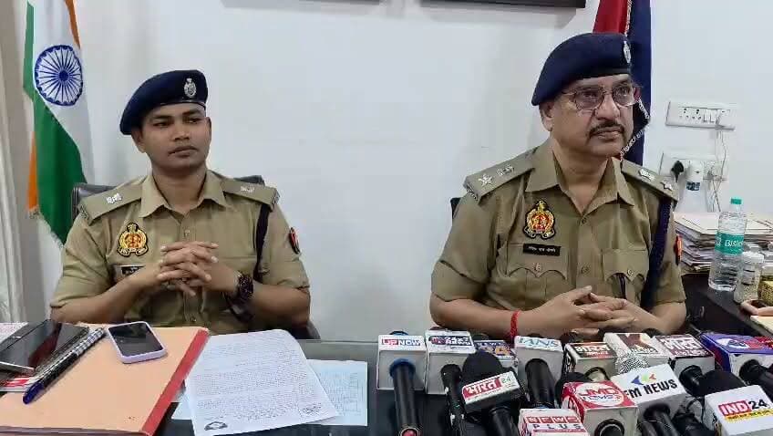 कानपुर के बर्रा थाना क्षेत्र के वायरल वीडियो को संज्ञान में लेकर कानपुर पुलिस ने की आवश्यक कार्यवाही
कानपुर के बर्रा थाने क्षेत्र से कुछ अश्लील वीडियो वायरल हो रहे थे
जिसमें एक 9-10 साल की मासूम बच्ची अपने घर के सामने रहने वाले लड़के की गंदी हरकतों और प्रताड़ना से इस कदर खौफ में है कि उसे रोते हुए न्याय की भीख मांगनी पड़ रही है
घर में माँ-बेटी अकेली हैं जिसने उच्च अधिकारियों से अपनी सुरक्षा की गुहार लगाई
वीडियो वायरल होने के बाद मामले को तत्काल संज्ञान में लेते हुए डीसीपी साउथ ने मामले की जांच शुरू की
*उक्त प्रकरण में डीसीपी साउथ दीपेंद्र नाथ चौधरी जी द्वारा बाइट*
#update #crime #Socail_media #uppolice #बर्रा