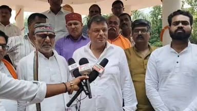 "चन्द्रशेखर जी के दौर में नीतियों की वैल्यू थी, आज राजनीति बदल चुकी है" — जननायक की 19वीं पुण्यतिथि पर बोले ब्लॉक प्रमुख आलोक सिंह.
पूर्व प्रधानमंत्री जननायक चन्द्रशेखर जी की 19वीं पुण्यतिथि पर दी गई भावभीनी श्रद्धांजलि! 🙏💐
बलिया के बेल्थरा रोड स्थित चन्द्रशेखर उद्योग परिसर में देश के पूर्व प्रधानमंत्री स्वर्गीय जननायक चन्द्रशेखर जी की 19वीं पुण्यतिथि पर एक विशेष कार्यक्रम का आयोजन किया गया। इस मौके पर क्षेत्र के प्रमुख नेताओं और गणमान्य नागरिकों ने उनके तैलचित्र पर माल्यार्पण कर उन्हें याद किया।
"आज के दौर में बदल गई है राजनीति"
कार्यक्रम के मुख्य अतिथि, ब्लॉक प्रमुख व भाजपा नेता आलोक सिंह ने वर्तमान समय में हो रहे दलबदल पर बड़ा बयान देते हुए कहा— "चन्द्रशेखर जी के समय का समाज और राजनीति अलग थी। उस दौर में अपनी नीतियों और सिद्धांतों की एक वैल्यू (कीमत) होती थी, लेकिन आज का समाज और परिस्थितियां पूरी तरह बदल चुकी हैं।"
कार्यक्रम में ये रहे मौजूद:
आयोजक प्रदीप सिंह गुमान सिंह, रविशंकर सिंह पिंकू, सूर्य प्रकाश सिंह (पूर्व मंडल अध्यक्ष), दिनेश राजभर (भीमपुरा मंडल अध्यक्ष), धर्मदेव सिंह, सतीश यादव, शशि चौरसिया सहित भारी संख्या में लोग मौजूद रहे और जननायक के विचारों को आगे बढ़ाने का संकल्प लिया।
#JanNayakChandrashekhar #BalliaNews #BeltharaRoad #Tribute #Politics #SocialMedia #BharatMedia
