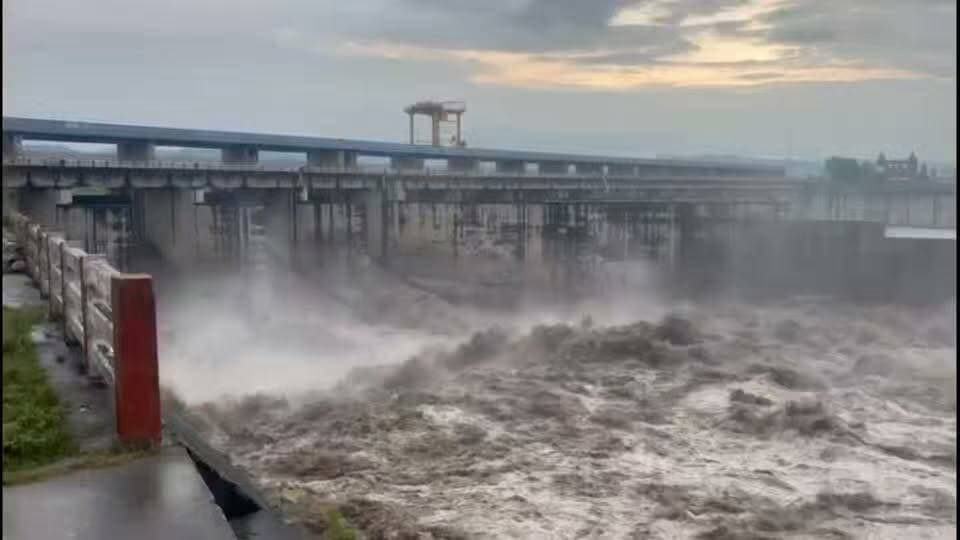 यमुनानगर मानसून आया, बाढ़ सुरक्षा अधूरी! टापू कमालपुर पर फिर मंडराया खतरा।।
#Yamunanagar #Monsoon2026 #FloodAlert #FloodProtection #TapuKamalpur #HathniKundBarrage #YamunaRiver #MonsoonPreparedness #PublicSafety #GroundReport #HaryanaNews #AKNewsHaryana
