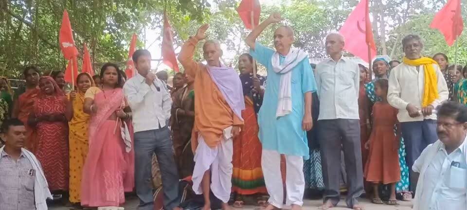 पटना जिले के बिहटा अंचल और प्रखंड कार्यालय के परिसर में भाकपा माले के नेताओं और कार्यकर्ताओं ने कई मांगों को लेकर किया धरना प्रदर्शन, भाकपा माले नेताओ ने सरकार के खिलाफ जमकर जताया विरोध, सरकार पर मनमानी का लगाया आरोप. #bihtapatna #CPIML #Demonstration #BlockandCircle #Campus