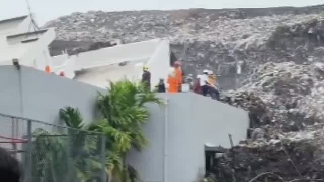 Maharashtra के Pimpri-Chinchwad में बारिश के बाद हुए Landslide में गिरा Administrative Building #Maharashtra #PimpriChinchwad #BuildingCollapse #sanchalnews #sanchalnewslive