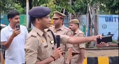 मेरठ: टीपीनगर थाना क्षेत्र की निवासी बीए की छात्रा ललिता गौतम की 16 मई को हत्या कर दी गई थी। मामले में न्याय की मांग को लेकर बुधवार को कलेक्ट्रेट के बाहर दलित महापंचायत आयोजित की गई।महापंचायत में दलित समाज के प्रतिनिधि और कई सामाजिक संगठनों के लोग शामिल हुए। प्रदर्शन के दौरान पुलिस ने करीब 50 से 60 लोगों को हिरासत में लेकर पुलिस लाइन भेज दिया। वहीं, इनमें से लगभग 20 लोगों के खिलाफ मुकदमा दर्ज करने की कार्रवाई की जा रही है।
#Meerut #LalitaGautam #JusticeForLalita #DalitMahapanchayat #MeerutNews #UPNews #Police #Protest #BreakingNews #HindiNews #FirstByteTV #Justice #Congress #ViralNews