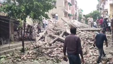 दिल्ली में निर्माणाधीन बहुमंजिला इमारत ढही, मलबे में कई लोगों के फंसे होने की आशंका
दिल्ली में लगातार हो रही भारी बारिश के बीच एक बड़ा हादसा सामने आया है। रोहिणी सेक्टर-16 स्थित एक निर्माणाधीन बहुमंजिला इमारत अचानक भरभराकर ढह गई। हादसे के बाद मलबे में कई लोगों के फंसे होने की आशंका जताई जा रही है, जिससे इलाके में अफरा-तफरी का माहौल है।घटना की सूचना शाम करीब 4:20 बजे दिल्ली फायर सर्विस को मिली। सूचना मिलते ही दमकल विभाग की चार गाड़ियां मौके पर पहुंचीं। दिल्ली पुलिस, फायर ब्रिगेड और एनडीआरएफ की टीमें संयुक्त रूप से राहत एवं बचाव कार्य में जुटी हुई हैं। मलबे में फंसे लोगों को सुरक्षित निकालने के लिए सर्च एंड रेस्क्यू ऑपरेशन लगातार जारी है।
फिलहाल हादसे में घायल या मलबे में दबे लोगों की संख्या की आधिकारिक पुष्टि नहीं हुई है। प्रशासन ने लोगों से घटनास्थल के आसपास भीड़ न लगाने और बचाव कार्य में सहयोग करने की अपील की है।
#Delhi #Rohini #BuildingCollapse #DelhiRain #BreakingNews #NDRF #RescueOperation #DelhiPolice #FireService #HeavyRain #LatestNews #HindiNews #ViralNews #NewsUpdate #DelhiNews