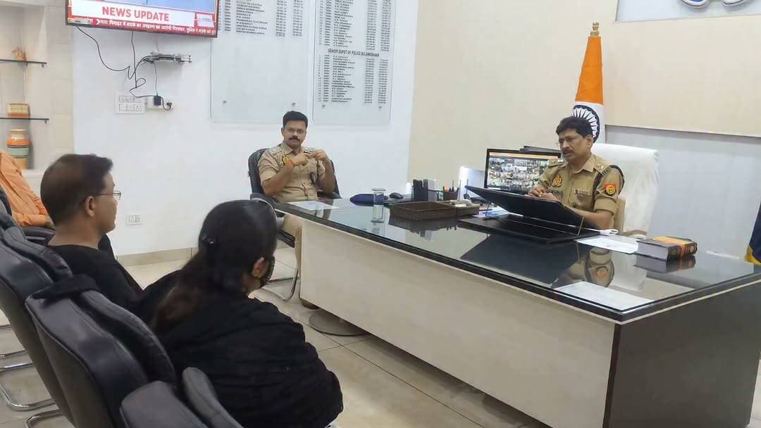 बुलंदशहर: एजेंट्स ने साहब रिज़वी को डंकी रूट से वाया थाईलैंड मलेशिया भेज दिया। साहब रिजवी को बताया गया था मलेशिया कम्प्यूटर ऑपरेटर की नौकरी मिलेगा। डंकी रुट की मदद से मलेशिया पहुंचते ही साहब का पासपोर्ट जब्त कर लिया। पैसे थे नहीं, इसलिए वहां टॉयलेट साफ करने की नौकरी की। साहब ने किसी तरह भारत में अपनी पत्नी बात की। पत्नी SSP दिनेश कुमार सिंह के पास पहुंची। बुलंदशहर पुलिस ने विदेश मंत्रालय से BHARATPOL एप्प की मदद से पत्राचार किया। बुलंदशहर पुलिस की मेहनत रंग लाई और साहब रिजवी 71 दिन नरकीय जीवन जीने के बाद भारत अपने वतन लौट आये।
आज पति पत्नी एसएसपी से मिले और कहा बुलंदशहर पुलिस को "सैल्यूट"
#BulandshahrNews #bulandshahrkhabar #BulandshahrPoliceInNews