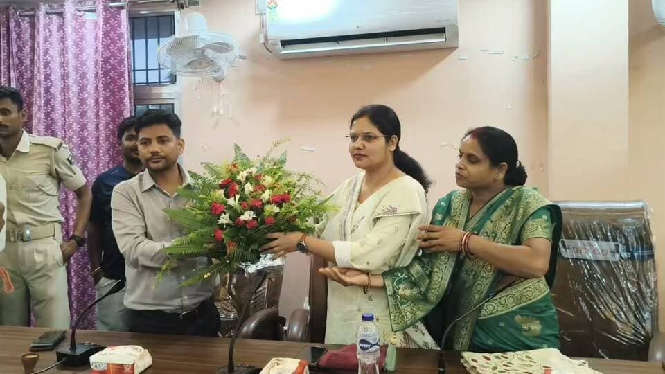 🚨 अमरपुर में अंचलाधिकारी रजनी कुमारी को भावुक विदाई! 💐
स्थानांतरण के बाद प्रखंड मुख्यालय सभागार में आयोजित विदाई समारोह में अधिकारियों, जनप्रतिनिधियों और प्रखंड कर्मियों ने उनके कार्यकाल की सराहना करते हुए भावभीनी विदाई दी।
👉 आखिर किसने क्या कहा? और समारोह में कौन-कौन रहे मौजूद?
पूरी खबर पढ़ें और अपनी शुभकामनाएं कमेंट में जरूर दें। ❤️🙏
#Amarpur #Banka #Farewell #CORajniKumari #BiharNews #BreakingNews #AmarpurNews #LocalNews
