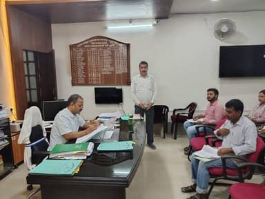 समाहरणालय पूर्णिया
जिला जनसंपर्क कार्यालय
प्रेस विज्ञप्ति:- 885
दिनांक:- 8 जुलाई 2026,
===================
पूर्णिया जिला अंतर्गत बनमनखी अंचल एवं विभिन्न राजस्व शिविरों में चल रहें विशेष सर्वेक्षण एवं बन्दोबस्त कार्यों की समीक्षा श्री रवि राकेश,अपर समाहर्त्ता
-सह-बन्दोबस्त पदाधिकारी, पूर्णिया द्वारा की गई।
उक्त बैठक में सहायक बन्दोबस्त पदाधिकारी (मुख्यालय), राजस्व अधिकारी-सह-कानूनगों, प्रधान सहायक एवं 13 विशेष सर्वेक्षण सहायक बन्दोबस्त पदाधिकारी-सह-शिविर प्रभारी, पूर्णिया उपस्थित थे ।
समीक्षा के क्रम में अपर समाहर्ता द्वारा कईआवश्यक दिशा-निर्देश दिया गया।
सहायक बन्दोबस्त पदाधिकारी (मुख्यालय) को बनमनखी अंचल का प्रत्येक सप्ताह समीक्षा करने का निदेश दिया गया।अंचल बनमनखी अंतर्गत सर्वेक्षण प्रारम्भ 87 राजस्व ग्रामों में से 87 राजस्व ग्रामों का खानापुरी कार्य पूर्ण हो चुका है, निदेश दिया गया कि खानापुरी पश्चात् प्रपत्र 6 हेतु लंबित सभी राजस्व ग्राम का प्रपत्र 6 प्रविष्टि कार्य एक माह के अंदर पूर्ण करना सुनिश्चित करें।
बनमनखी अंचल अंतर्गत प्रपत्र-8 में लंबित कुल 583 दावा आपत्ति का कार्य यथाशीघ्र पूर्ण करने करने का निर्देश दिया गया।
बनमनखी अंचल अंतर्गत राजस्व ग्राम चांदपुर बगहा, रामपुर तिलक एवं जानकीनगर का प्रपत्र-6 का प्रविष्टि कार्य पिछले 02 वर्ष से अधिक समय बीत जाने के बावजूद कार्य पूर्ण नहीं हुआ है जिसको गम्भिता से लेते अपर समाहर्ता द्वार निदेश दिया गया कि बनमनखी अंतर्गत राजस्व ग्राम चांदपुर बगहा, रामपुर तिलक एवं जानकीनगर का प्रपत्र-6 का प्रविष्टि कार्य माह अगस्त 2026 तक पूर्ण करना सुनिश्चित करें।
बनमनखी अंचल के अतिरिक्त 12 अंचलों के शिविर प्रभारी एवं हवाई सर्वेक्षण एजेंसी के प्रतिनिधि को निदेश दिया गया कि वर्तमान सप्ताह के अंत तक सभी राजस्व ग्रामों का त्रिसिमाना एवं सीमासत्यापन का कार्य पूर्ण करना सुनिश्चित करें। किश्तवार प्रारम्भ करने का निदेश तथा अमौर शिविर को एक सप्ताह के अन्दर त्रिसीमाना कार्य पूर्ण करने का निदेश दिया गया है।
समीक्षा के क्रम में अनुपस्थित शिविर प्रभारी, रूपौली से कारण पृच्छा की मांग का आदेश सहायकबन्दोबस्त पदाधिकारी (मुख्यालय) को दिया गया।
Information & Public Relations Department, Government of Bihar