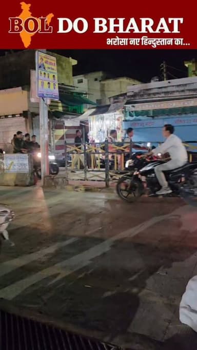 उरई शहर में ट्रैफिक पुलिस का अभियान, घंटाघर से राठ रोड जाने वाली सड़क पर खड़े वाहनों पर कार्रवाई
अंकुर श्रीवास्तव ✍️
उरई/जालौन: उरई शहर के घंटाघर चौराहे से राठ रोड जाने वाले मार्ग पर ट्रैफिक पुलिस ने सड़क पर बीच में अवैध रूप से खड़े वाहनों के खिलाफ अभियान चलाया। इस दौरान यातायात व्यवस्था में बाधा उत्पन्न करने वाले वाहनों को हटवाया गया और नियमों का उल्लंघन करने वाले वाहन चालकों के चालान भी किए गए।
ट्रैफिक पुलिस ने वाहन चालकों से अपील की कि वे अपने वाहन निर्धारित पार्किंग स्थल पर ही खड़े करें और सड़क पर वाहन खड़ा कर जाम की स्थिति उत्पन्न न करें। इस दौरान यातयात पुलिस प्रभारी वीर बहादुर ने चेतावनी दी कि आगे भी यातायात नियमों का उल्लंघन करने वालों के खिलाफ इसी तरह कार्रवाई जारी रहेगी।
#orai #jalaun #jalaunpolice #up92 #boldobharat