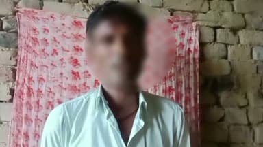 कक्षा 9 की छात्रा से दुष्कर्म के प्रयास का आरोप, पुलिस कार्रवाई पर उठे सवाल
पीड़िता के पिता ने आरोपी व पुलिस पर लगाए गंभीर आरोप, न्याय न मिलने पर आत्महत्या की चेतावनी
अमरोहा के रजबपुर थाना क्षेत्र का मामला, निष्पक्ष जांच और कार्रवाई की मांग
✒️ रिपोर्ट समाचार संपादक जे.पी. सिंह
अमरोहा (उत्तर प्रदेश) जिले के रजबपुर थाना क्षेत्र से कक्षा 9 की एक छात्रा के साथ कथित दुष्कर्म के प्रयास का मामला सामने आया है। पीड़िता और उसके परिवार ने गांव के ही एक व्यक्ति पर गंभीर आरोप लगाए हैं। साथ ही परिवार का आरोप है कि शिकायत के बावजूद पुलिस ने प्रभावी कार्रवाई नहीं की और एक महिला पुलिस अधिकारी द्वारा पीड़िता का बयान बदलवाने का दबाव बनाया गया। इन आरोपों की स्वतंत्र पुष्टि नहीं हुई है। मामले में पुलिस का विस्तृत आधिकारिक पक्ष सामने आना शेष है।
अमरोहा। उत्तर प्रदेश के अमरोहा जिले के रजबपुर थाना क्षेत्र में एक नाबालिग छात्रा के साथ कथित दुष्कर्म के प्रयास का मामला चर्चा का विषय बना हुआ है। पीड़िता के परिवार ने गांव के ही सुरेंद्र सिंह नामक व्यक्ति पर गंभीर आरोप लगाए हैं।
परिजनों के अनुसार, घटना के समय आरोपी कथित रूप से शराब के नशे में घर पहुंचा और छात्रा के साथ दुष्कर्म का प्रयास किया। पीड़िता ने यह भी आरोप लगाया है कि आरोपी के उसकी मां के साथ कथित अवैध संबंध थे। इन आरोपों की स्वतंत्र पुष्टि नहीं हुई है और ये पीड़ित पक्ष के दावे हैं।
पीड़िता के पिता का कहना है कि उन्होंने घटना के संबंध में स्थानीय पुलिस को लिखित शिकायत दी, लेकिन आरोपी के विरुद्ध कोई प्रभावी कार्रवाई नहीं की गई। उनका आरोप है कि एक महिला पुलिस अधिकारी ने पीड़िता पर बयान बदलने का दबाव बनाया और उसके भविष्य को लेकर कथित रूप से डराने-धमकाने वाली बातें कहीं। इन आरोपों की भी स्वतंत्र पुष्टि नहीं हुई है।
परिवार का कहना है कि उन्होंने स्थानीय थाना, पुलिस के वरिष्ठ अधिकारियों तथा संबंधित विभागों से न्याय की मांग की, लेकिन अब तक अपेक्षित कार्रवाई नहीं हुई। न्याय न मिलने से आहत पिता ने आत्महत्या की चेतावनी देते हुए इसके लिए संबंधित थाना प्रशासन को जिम्मेदार ठहराया है।
फिलहाल मामले में पुलिस की ओर से विस्तृत आधिकारिक प्रतिक्रिया सामने आना शेष है। उपलब्ध साक्ष्यों, पीड़िता के बयान, मेडिकल रिपोर्ट और अन्य तथ्यों के आधार पर जांच के बाद ही पूरे घटनाक्रम की स्पष्ट तस्वीर सामने आएगी।
नाबालिगों से जुड़े यौन अपराधों के मामलों में त्वरित, निष्पक्ष और संवेदनशील जांच अत्यंत आवश्यक है। ऐसे मामलों में पीड़ित की पहचान और गरिमा की रक्षा करना कानूनी दायित्व है। यदि किसी पक्ष द्वारा लगाए गए आरोप सही पाए जाते हैं तो संबंधित व्यक्तियों के विरुद्ध कानून के अनुसार कार्रवाई की जानी चाहिए, वहीं जांच पूरी होने से पहले किसी निष्कर्ष पर पहुंचना उचित नहीं होगा।
🟥 ND NEWS | दैनिक निष्पक्ष धारा की अपील
एनडी न्यूज़ एवं दैनिक निष्पक्ष धारा उत्तर प्रदेश पुलिस और जिला प्रशासन से अपील करता है कि इस मामले की निष्पक्ष, पारदर्शी और समयबद्ध जांच कराई जाए। यदि किसी स्तर पर लापरवाही या दबाव डालने के आरोप सही पाए जाते हैं, तो संबंधित व्यक्तियों के विरुद्ध विधिसम्मत कार्रवाई सुनिश्चित की जाए। साथ ही पीड़िता और उसके परिवार की सुरक्षा एवं गोपनीयता बनाए रखी जाए।
जनहित में सुझाव
नाबालिगों से जुड़े मामलों में तुरंत पुलिस और संबंधित बाल संरक्षण इकाइयों को सूचना दें।
पीड़ित की पहचान सार्वजनिक न करें और उसकी निजता का सम्मान करें।
किसी भी प्रकार के दबाव या धमकी की स्थिति में उच्च अधिकारियों को तत्काल लिखित शिकायत दें।
बच्चों को "गुड टच" और "बैड टच" के बारे में जागरूक करें।
समाज और प्रशासन मिलकर महिलाओं एवं बच्चों की सुरक्षा के प्रति संवेदनशील वातावरण विकसित करें।
👇👇👇
#NDNews #दैनिकनिष्पक्षधारा #Amroha #Rajabpur #UPPolice #AmrohaPolice #JusticeForVictim #ChildSafety #WomenSafety #POCSO #BreakingNews #PoliceInvestigation
👇👇
@amrohapolice
@Uppolice
@dgpup
@112UttarPradesh
@CMOfficeUP
@myogiadityanath
@UPGovt
@InfoDeptUP
@NCWIndia
@NCPCR_
👇👇
🟥 ND NEWS | दैनिक निष्पक्ष धारा
मुख्य संपादक / संस्थापक: राजन सिंह हाड़ा
सह-संपादक: शालिनी सिंह भदौरिया
📍 कार्यालय-3: U158, हीरा स्वीट्स के पास, विकास मार्ग, लक्ष्मी नगर, पूर्वी दिल्ली, पिन कोड – 110092 (NCR)
📍 कार्यालय-2: विधानसभा रोड, बर्लिंगटन चौराहा, लखनऊ – 226001 (UP)
📍 कार्यालय-1: 1/1 अटल बिहारी चौराहा, नियर बर्मा चौराहा, फतेहपुर – 212601 (UP)
📅 दिनांक: 09 जुलाई 2026
📆 दिन: गुरुवार
📧 Email: ndnewschannel@gmail.com
📞 मोबाइल: 9696119696