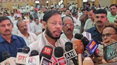 #रायबरेली के गोपाल सरस्वती विद्या मंदिर स्कूल में आयोजित कार्यक्रम में कैबिनेट मंत्री डॉ. मनोज कुमार पांडेय ने मुख्यमंत्री की कैशलेस चिकित्सा योजना के तहत लाभार्थियों को डमी हेल्थ कार्ड वितरित किए। योजना के अंतर्गत प्रदेश के बेसिक और माध्यमिक शिक्षा विभाग के शिक्षक एवं कर्मचारियों को ₹5 लाख तक की कैशलेस स्वास्थ्य सुविधा का लाभ मिलेगा।
#Raebareli #CMYogi #CashlessMedicalScheme #HealthInsurance #Teachers #EducationDepartment #UPNews #BreakingNews #UttarPradesh #ViralNews