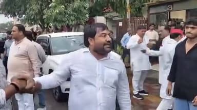 आगरा में #सपा सांसद सनातन पांडे के कार्यक्रम में हंगामे और मारपीट के दावे ने कई सवाल खड़े कर दिए हैं।
क्या किसी राजनीतिक मंच पर कौन बैठेगा और कौन नहीं, इसका फैसला पार्टी करेगी या जातीय वर्चस्व की सोच? यदि किसी कार्यकर्ता को उसकी बिरादरी के आधार पर मंच से दूर रखा जाता है, तो यह राजनीतिक दलों के भीतर समान भागीदारी और सम्मान पर गंभीर बहस का विषय है।
लोकतंत्र में मंच सबका होना चाहिए, किसी एक वर्ग की जागीर नहीं।
#nonfollowersviewers #fbreels #followerseveryone
#Agra #SamajwadiParty #SanatanPandey #PoliticalNews #UPPolitics #AgraNews #PoliticalDebate #SocialJustice #ViralNews #FacebookPost