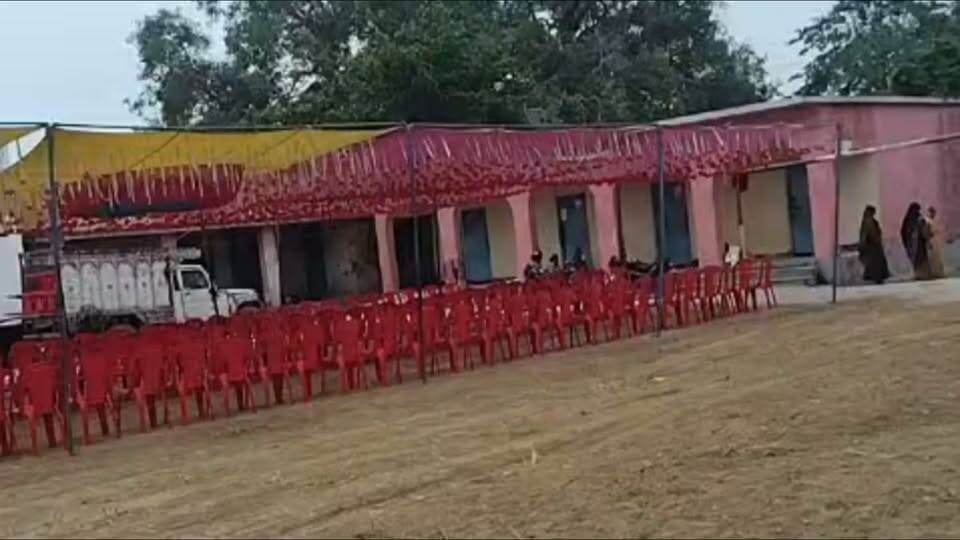 आज छपरा पहुंचेगी परमहंस दयाल समाधि स्मृति पदयात्रा, देवरिया में संतों और श्रद्धालुओं के स्वागत की तैयारियां तेज...
#छपरा, 09 जुलाई | परमहंस दयाल समाधि स्मृति समारोह एवं पदयात्रा-2026 के आज दूसरे दिन गुरुवार को विशाल पदयात्रा निकाली जाएगी। इसको लेकर मार्ग में पड़ने वाले गांवों में श्रद्धालुओं के स्वागत की तैयारियां पूरी कर ली गई हैं। विशेष रूप से देवरिया में संत-महात्माओं और हजारों श्रद्धालुओं के स्वागत के लिए व्यापक व्यवस्था की जा रही है।
आयोजकों के अनुसार पदयात्रा सुबह 5:30 बजे ब्रह्म विद्यालय एवं आश्रम, नंदपुर (मांझी) से स्वामी श्री सत्यानंद जी महाराज 'परमहंस' के सान्निध्य में प्रारंभ होगी। यात्रा कोपा होते हुए देवरिया पहुंचेगी, जहां शिव मंदिर परिसर में अल्प विश्राम किया जाएगा।
देवरिया में सत्तू और आम का प्रसाद
देवरिया में संत-महात्माओं और पदयात्रा में शामिल श्रद्धालुओं के लिए सत्तू और आम की विशेष व्यवस्था की गई है। परंपरा के अनुसार सभी संत-महात्मा एवं श्रद्धालु यहां सत्तू पीते हैं और आम का प्रसाद ग्रहण करते हैं, जिसके बाद पदयात्रा पुनः छपरा की ओर प्रस्थान करती है।
इन मार्गों से होकर छपरा पहुंचेगी पदयात्रा
देवरिया से आगे बढ़ते हुए पदयात्रा ब्रह्मपुल और दहियावां होते हुए परमहंस दयाल जन्मभूमि मंदिर पहुंचेगी, जहां श्रद्धालु दर्शन-पूजन करेंगे। इसके बाद यात्रा राजेंद्र स्टेडियम, थाना चौक, कटहरी बाग, गांधी चौक और भिखारी चौक से होते हुए ब्रह्म विद्यालय एवं आश्रम, रौजा में संपन्न होगी।
आयोजकों के अनुसार इस वर्ष भी बिहार समेत देश के विभिन्न राज्यों से बड़ी संख्या में श्रद्धालुओं और संत-महात्माओं के शामिल होने की संभावना है। श्रद्धालुओं की सुविधा के लिए मार्ग में विभिन्न स्थानों पर जलपान, प्रसाद और अन्य आवश्यक व्यवस्थाएं की गई हैं।
#padyatra2026 #devariya #AamPrasad #sattuprasad #paramhansdayalpadyatra