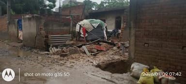 ग्रेटर नोएडा के तुस्याना गांव में लगातार हो रही बारिश के चलते एक दीवार भरभराकर गिर गई। गनीमत रही कि हादसे के समय वहां कोई मौजूद नहीं था, जिससे किसी प्रकार की जनहानि नहीं हुई। घटना के बाद स्थानीय लोगों में कुछ देर के लिए अफरा-तफरी का माहौल रहा। लगातार बारिश के कारण जर्जर इमारतों और दीवारों को लेकर लोगों में चिंता बनी हुई है।