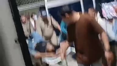 Breaking news. पुलिस और बदमाशों में मुठभेड़, गोली लगी
हरिद्वार में पुलिस और बदमाशो के बीच मुठभेड़ हुई है। रोड़ी बेलवाला चौकी के पास पुलिस ने जैसे ही बाइक सवार दो बदमाशो की रोकने की कोशिश दी दो बदमाशो ने पुलिस पर फायरिंग कर दी। जिसके बाद पुलिस ने भी जवाबी फायरिंग की। इस दौरान एक बाइक सवार भगाने में कामयाब रहा जबकि दूसरे के पैर में गोली लग गई है। घायल हालत में जीशान नाम के आरोपी को जिला अस्पताल ले जाया गया। पुलिस ने मुताबिक युवक नगर कोतवाली क्षेत्र में हुई एक महिला की हत्या में शामिल थे। जिनकी पुलिस तलाश कर रही थी। पुलिस फरार आरोपी की तलाश में जुटी हुई है।
#indiakhabar9
#UttarakhandNews
#policeprashasan
#Congress
#yoginath
#viralvideo
#BJP
#roorkeecivilhospital
