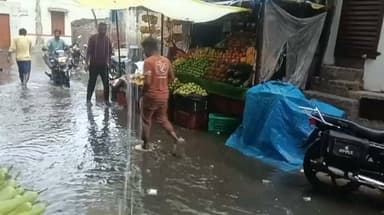 फतेहगंज पश्चिमी में 1 घंटे की बारिश ने खोल दी नगर पंचायत की पोल, मोहल्लों में भरा पानी
फतेहगंज से पंकज शर्मा की रिपोर्ट
फतेहगंज पश्चिमी।नगर पंचायत की सफाई व्यवस्था की लापरवाही बुधवार को एक बार फिर उजागर हो गई। शाम करीब 4 बजे हुई लगभग 1 घंटे की तेज बारिश के बाद नगर के अंसारी मोहल्ला, सब्जी मंडी, नई बस्ती और मोहल्ला माली सहित कई गली-मोहल्लों में पानी भर गया।
बारिश रुकते ही सड़कें तालाब में तब्दील हो गईं। घरों के बाहर जलभराव के कारण लोग घंटों घरों में कैद रहे। राहगीरों और दुकानदारों को आवागमन में भारी परेशानी हुई।
वार्ड 5 अंसारी मोहल्ला निवासी कलाम ने बताया कि जलभराव की समस्या नई नहीं है। इस संबंध में पहले भी कई बार लिखित शिकायतें नगर पंचायत कार्यालय में दी जा चुकी हैं, लेकिन कोई ठोस कार्रवाई नहीं हुई।
स्थानीय लोगों का आरोप है कि प्रशासन सिर्फ सफाई के नाम पर खानापूर्ति कर रहा है। नालों की समय से सफाई न होने के कारण हर बारिश में यही स्थिति बनती है।
इस पूरे मामले पर नगर पंचायत अध्यक्ष इमराना बेगम और प्रशासनिक अधिकारियों की चुप्पी सवाल खड़े कर रही है। नागरिकों ने DM से हस्तक्षेप कर स्थायी समाधान की मांग की है।
#फतेहगंजपश्चिमी
#नगरपंचायत
#वायरलन्यूज़
#बरेलीन्यूज़लाइव