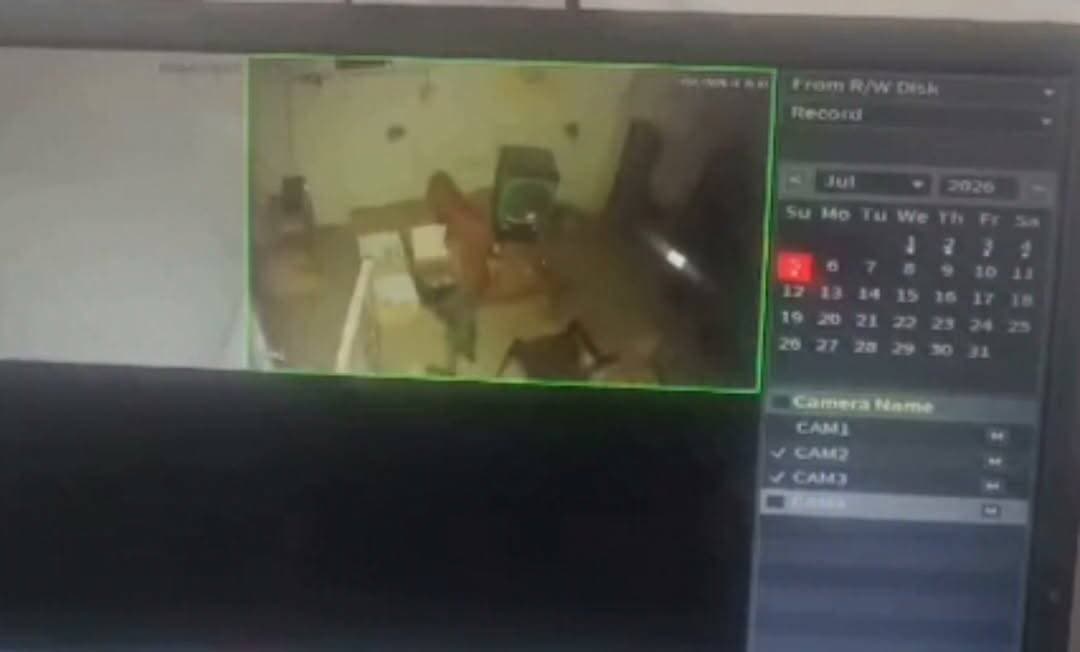 जेवर क्षेत्र के दयानतपुर गाँव में शराब के ठेके पर लाखों की चोरी, नकदी और शराब लेकर फरार हुए चोर
ग्रेटर नोएडा के जेवर क्षेत्र के दयानतपुर गाँव स्थित एक शराब के ठेके पर चोरों ने देर रात चोरी की वारदात को अंजाम दिया। बताया जा रहा है कि चोर ठेके में घुसकर करीब डेढ़ लाख रुपये की नकदी और बड़ी मात्रा में शराब चोरी कर फरार हो गए। चोरी की पूरी घटना वहां लगे सीसीटीवी कैमरों में कैद हो गई है। सूचना मिलने पर पुलिस मौके पर पहुंची और मामले की जांच शुरू कर दी है। पुलिस सीसीटीवी फुटेज के आधार पर आरोपियों की तलाश में जुटी है।
#GreaterNoida #Jewar #Dayanatpur #Theft #LiquorShop #CCTV #CrimeNews #UPPolice #BreakingNews #NoidaNews #GreaterNoidaNews #JewarNews #HindiNews #ViralNews