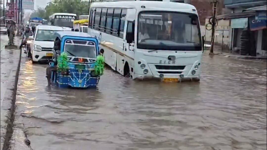दिल्ली-एनसीआर में बारिश का दौर लगातार जारी है।लगातार हो रही बारिश के चलते राष्ट्रीय राजधानी के कई इलाकों में जलभराव की स्थिति बन गई है। वहीं, नोएडा में सुबह से हो रही बारिश के कारण सड़कों पर पानी भर गया, जिससे लोगों को ऑफिस और अन्य गंतव्यों तक पहुंचने में भारी परेशानी का सामना करना पड़ रहा है।
#DelhiNCR #Rain #Noida #Waterlogging #HeavyRain #TrafficJam #Monsoon #DelhiRain #NoidaRain #WeatherUpdate #BreakingNews #NCR
