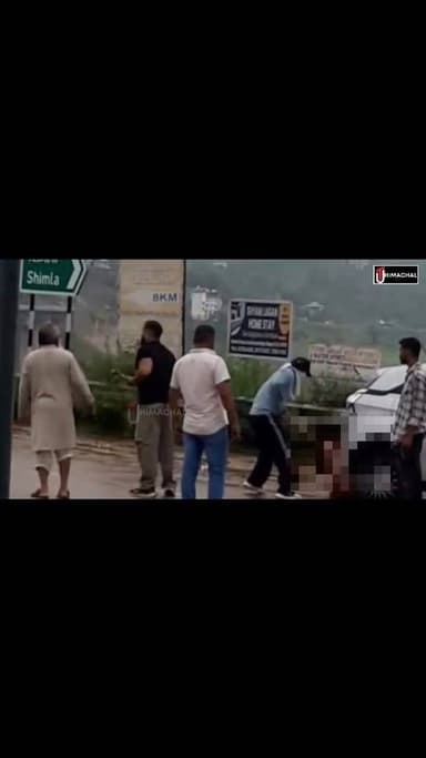 बिलासपुर ku#ल्हाड़ी हम#LA: वारदाT का क्लियर वीडियो आया सामने
बिलासपुर: फांदी पर गोली चलाने के आरोपी सनी गिल पर कुल्हाड़ी से जानलेवा हमला, पुलिस ने वाहन मालिक सहित एक आरोपी को किया गिरफ्तार; घटनाक्रम ने फिर गरमाई पुरानी गैंगवार
बिलासपुर में वर्ष 2024 की चर्चित फायरिंग कांड से जुड़ा मामला एक बार फिर सुर्खियों में आ गया है। फांदी उर्फ सौरभ पटियाल पर गोली चलाने के मामले में आरोपी रहे पंजाब के लुधियाना निवासी सनी गिल पर 8 जुलाई 2026 की सुबह मंडी भराड़ी चौक के पास कुछ हमलावरों ने कुल्हाड़ी और धारदार हथियारों से जानलेवा हमला कर दिया। गंभीर रूप से घायल सनी गिल को उपचार के लिए AIIMS बिलासपुर में भर्ती कराया गया है। घटना के बाद पुलिस ने मामला दर्ज कर विशेष जांच शुरू कर दी है
20 जून 2024 को जिला न्यायालय परिसर, सर्किट हाउस और शहीद स्मारक के पास सौरभ पटियाल उर्फ फांदी पर दिनदहाड़े फायरिंग हुई थी। फांदी उस समय फरवरी 2024 में पूर्व कांग्रेस विधायक बंबर ठाकुर पर हुए हमले के मामले में जमानत पर बाहर था और कोर्ट में पेशी के लिए पहुंचा था। इसी दौरान बाइक सवार हमलावरों ने उस पर ताबड़तोड़ गोलियां चलाईं। फांदी गंभीर रूप से घायल हुआ, जबकि उसकी कार पर भी कई गोलियां लगी थीं। मौके से पुलिस ने सनी गिल को पिस्टल सहित गिरफ्तार किया था। जांच में अनमोल शर्मा उर्फ गौरव नड्डा को भी गिरफ्तार किया गया था और पुलिस जांच में पुरानी रंजिश की बात सामने आई थी।
08 जुलाई 2026 | सुबह करीब 10:00 बजे मंडी भराड़ी चौक पर सनी गिल पर कुछ व्यक्तियों ने धारदार हथियारों से जानलेवा हमला कर दिया। घायल को AIIMS बिलासपुर भेजा गया। पुलिस थाना सदर में मुकदमा नंबर 167/2026 के तहत धारा 126(2), 115(2), 352, 351(2) और 109 BNS में मामला दर्ज किया गया। आरोपियों की गिरफ्तारी के लिए विशेष टीमें गठित कर दी गईं तथा CCTV फुटेज और तकनीकी साक्ष्यों की जांच शुरू हुई।
08 जुलाई 2026 | शाम घटनास्थल पर ड्यूटी पर मौजूद HHC कांस्टेबल को प्रथम दृष्टया लापरवाही और निष्क्रियता पाए जाने पर तत्काल प्रभाव से निलंबित कर विभागीय जांच शुरू कर दी गई। वहीं ड्यूटी पर तैनात होमगार्ड जवान को उसके मूल विभाग वापस भेज दिया गया।
08 जुलाई 2026 | देर रात जांच के दौरान वारदात में इस्तेमाल वाहन HP 23A-7920 के मालिक धीरज धर्माणी (42), निवासी करंगोड़ा, तहसील घुमारवीं को आपराधिक षड्यंत्र में संलिप्त पाए जाने पर गिरफ्तार कर लिया गया।
पुलिस के अनुसार धीरज धर्माणी के खिलाफ पहले भी हत्या के प्रयास सहित गंभीर धाराओं में मामले दर्ज रहे हैं। फिलहाल पुलिस पूरे घटनाक्रम की गहन जांच कर रही है और अन्य आरोपियों की तलाश जारी है। इस वारदात के बाद बिलासपुर की पुरानी गैंगवार एक बार फिर चर्चा का विषय बन गई है।
#Bilaspur #HimachalPradesh #CrimeNews #BreakingNews #HimachalPolice #AIMSBilaspur #GangWar #UTHimachal