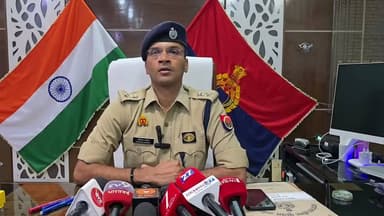 मेरठ ललिता गौतम 5 मई को हुई हत्या 40 से 42 दिन बीत जाने के बाद भी नहीं मिला इंसाफ इसके उपलक्ष्य में मेरठ कलेक्टर परिसर के पास चल रहे धरना प्रदर्शन किया गया शांतिपूर्ण चल रहे धरना प्रदेश में मेरठ पुलिस द्वारा लाठी चार्ज किया गया