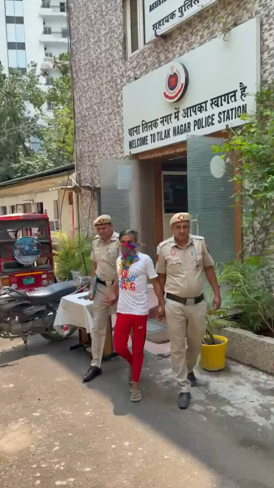 पंजाबी बाग: तिलक नगर पुलिस ने चौखंडी छठ पूजा पार्क के पास से शातिर चोर को पकड़ा।