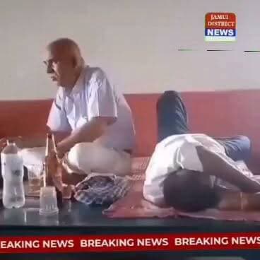 बिहार में शराबबंदी पर उठे सवाल:,,जहानाबाद सदर अस्पताल के एक सरकारी डॉक्टर और कुछ कर्मचारियों का कथित शराब पार्टी का वीडियो सोशल मीडिया पर वायरल होने का दावा किया जा रहा है। वीडियो की आधिकारिक पुष्टि नहीं हुई है और प्रशासन की जांच का इंतजार है। #Bihar news#Bihar police