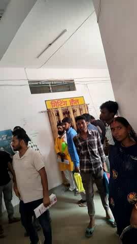 सारठ ब्लॉक मे लाइसेंस गए लेकीन बहुत जायदा भीड़ के कारण वापस आना पड़ा